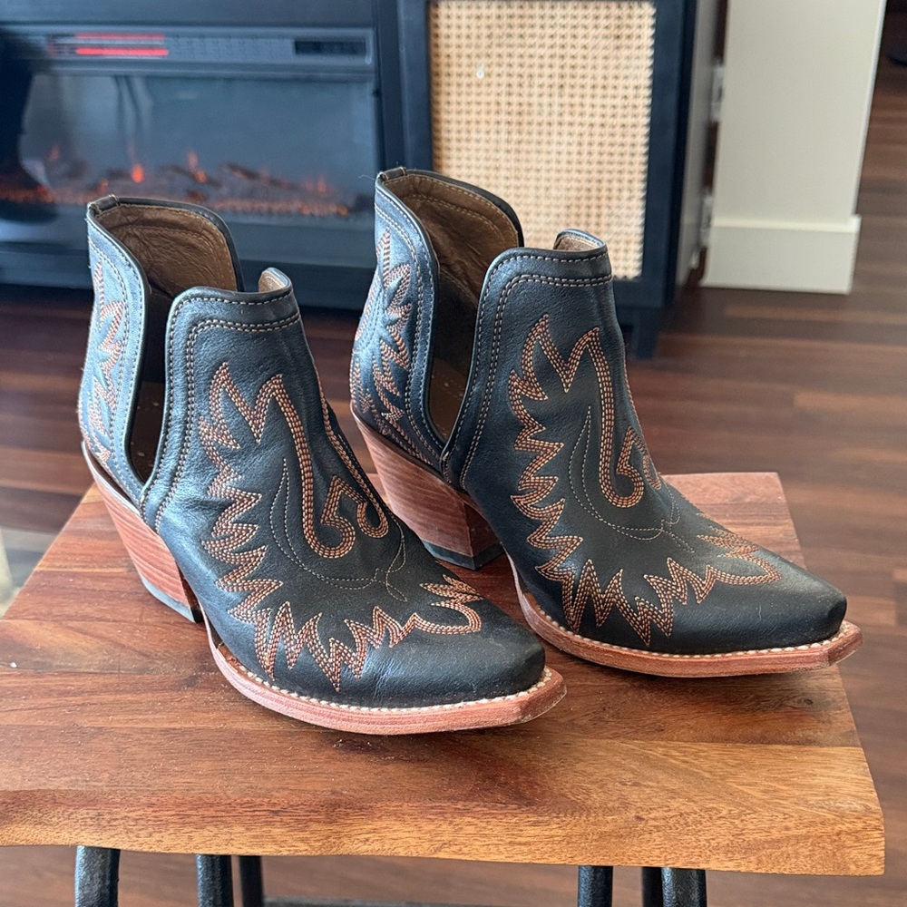 Ariat Western Ankle Boots Size 8 Wide